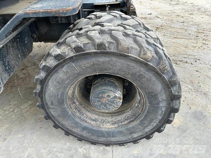 Hyundai HW140 Gumikerekes kotrók