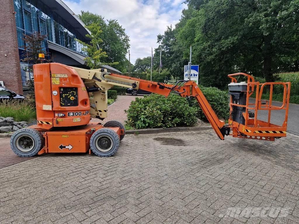 JLG E300AJP Karos emelők