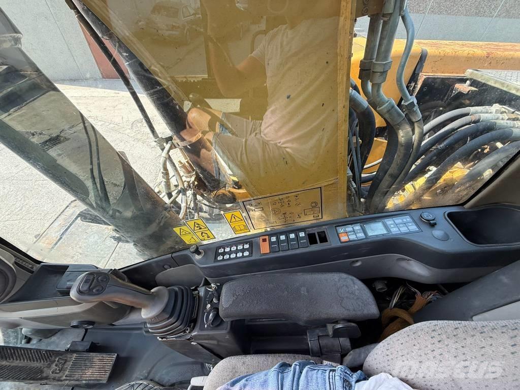 CAT M 322 D Gumikerekes kotrók