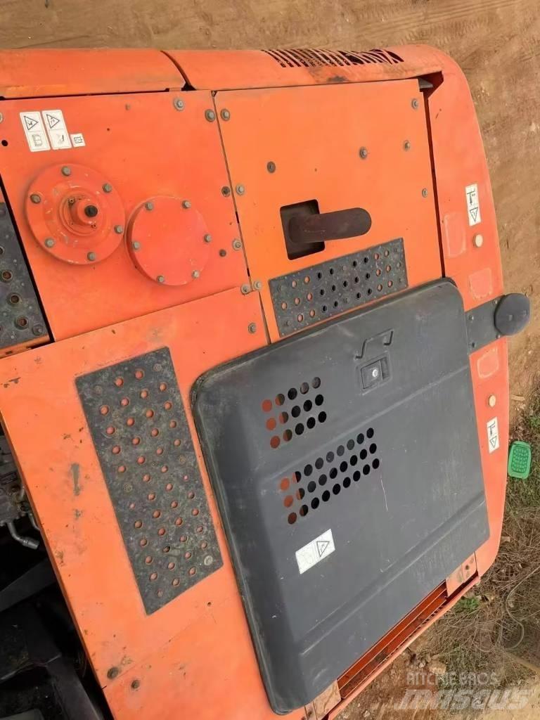 Hitachi ZX 200 Lánctalpas kotrók
