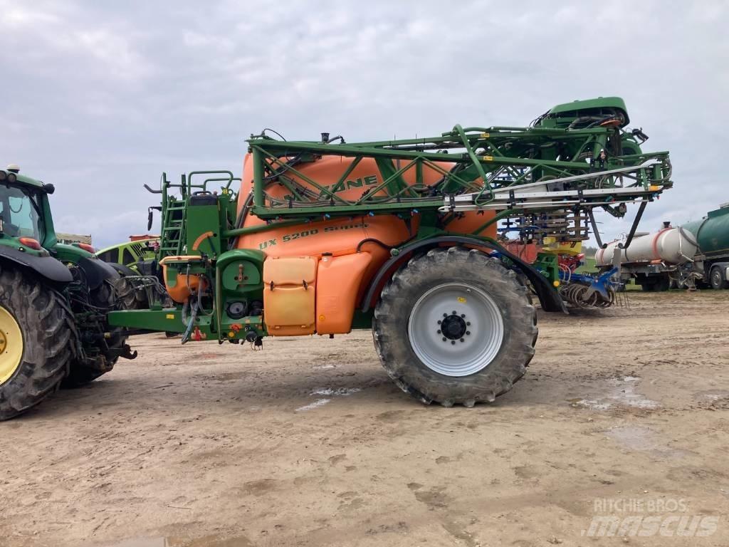 Amazone UX 5200 Vontatott trágyaszórók