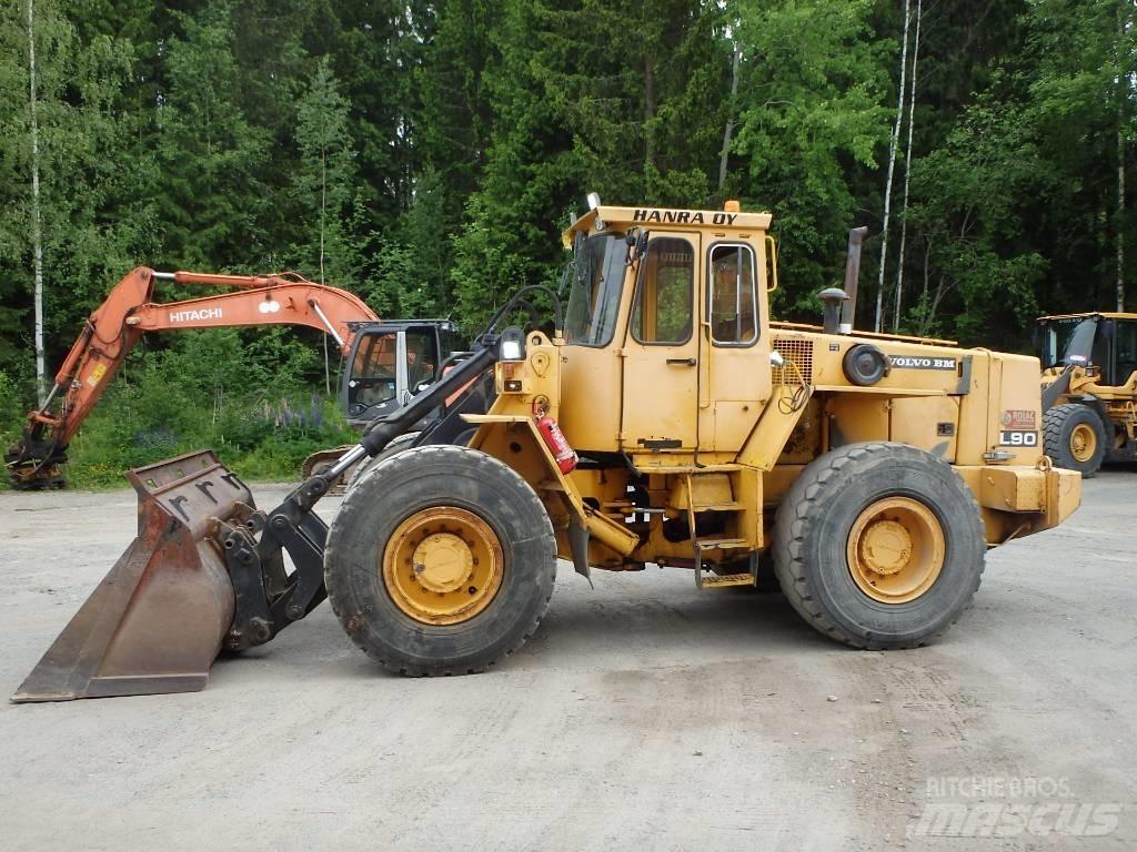Volvo BM L 90 Gumikerekes homlokrakodók