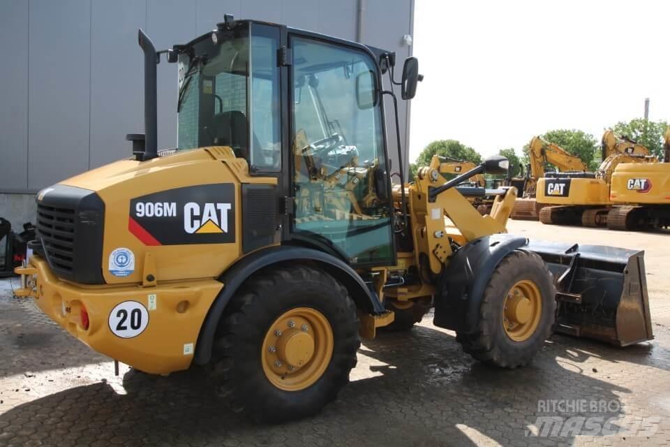 CAT 906M Gumikerekes homlokrakodók