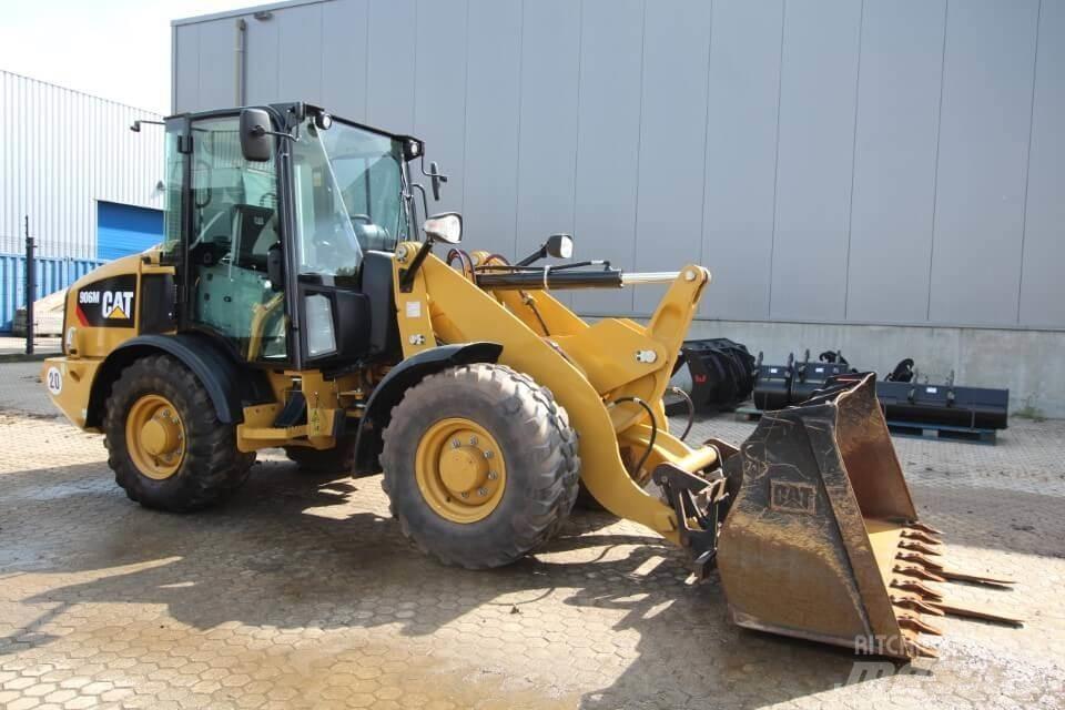 CAT 906M Gumikerekes homlokrakodók