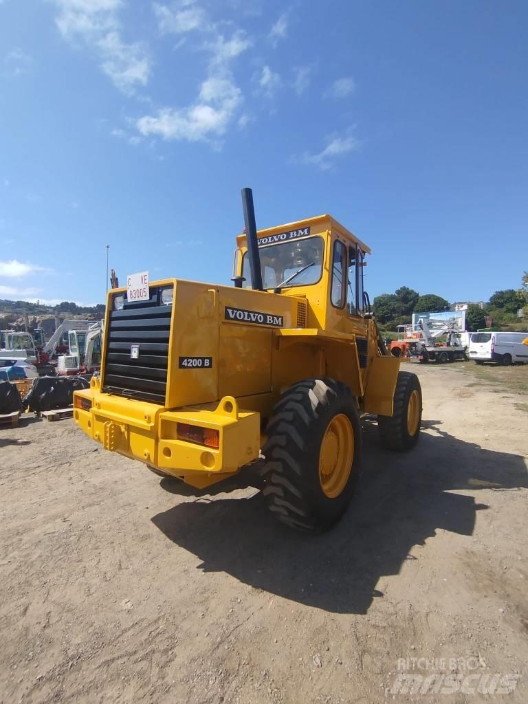 Volvo BM 4200 Gumikerekes homlokrakodók