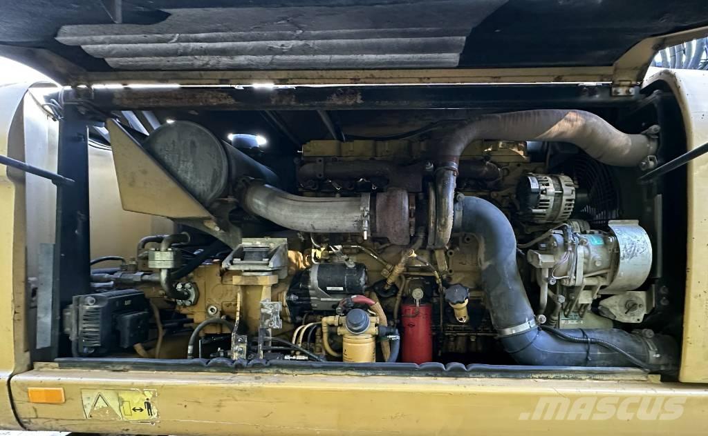 CAT M 316 D Gumikerekes kotrók