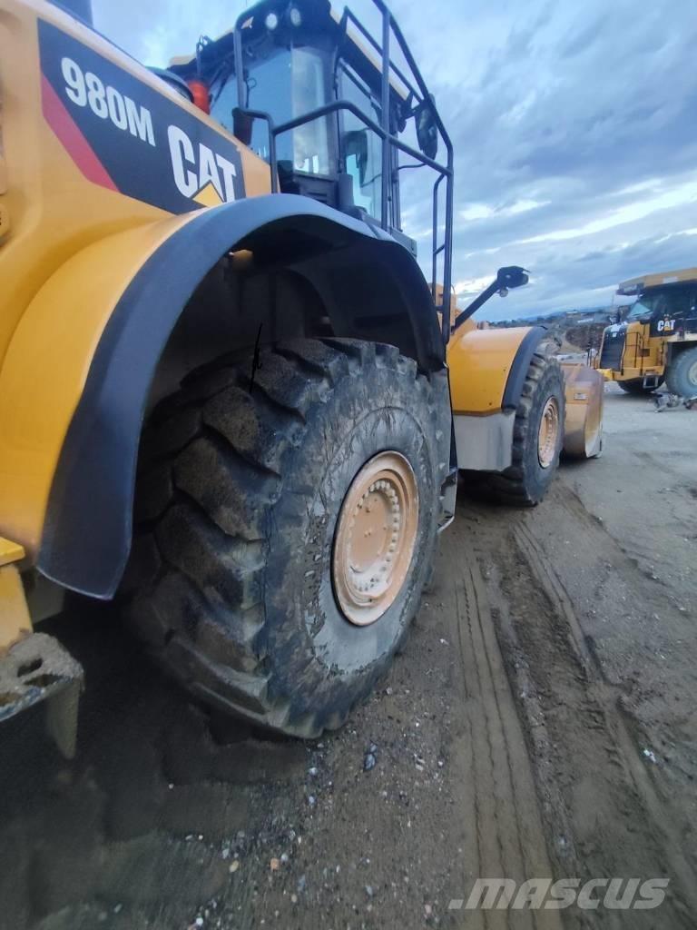 CAT 980M Gumikerekes homlokrakodók