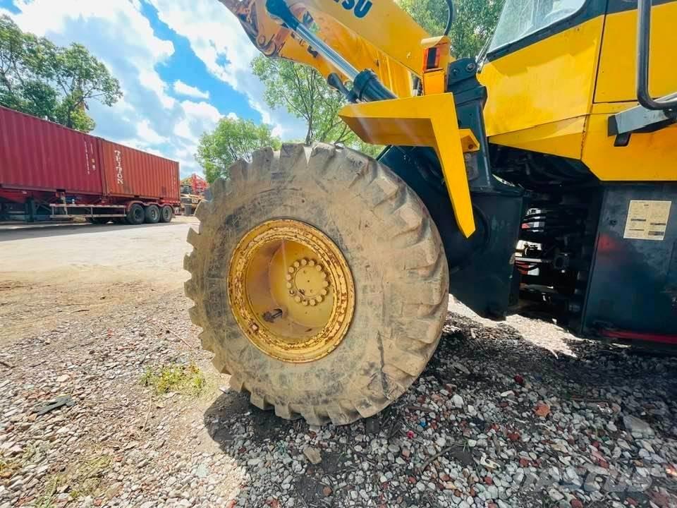 Komatsu WA320 Gumikerekes homlokrakodók
