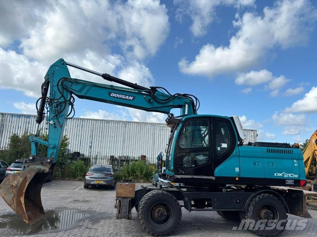 Doosan DX 210 W Gumikerekes kotrók