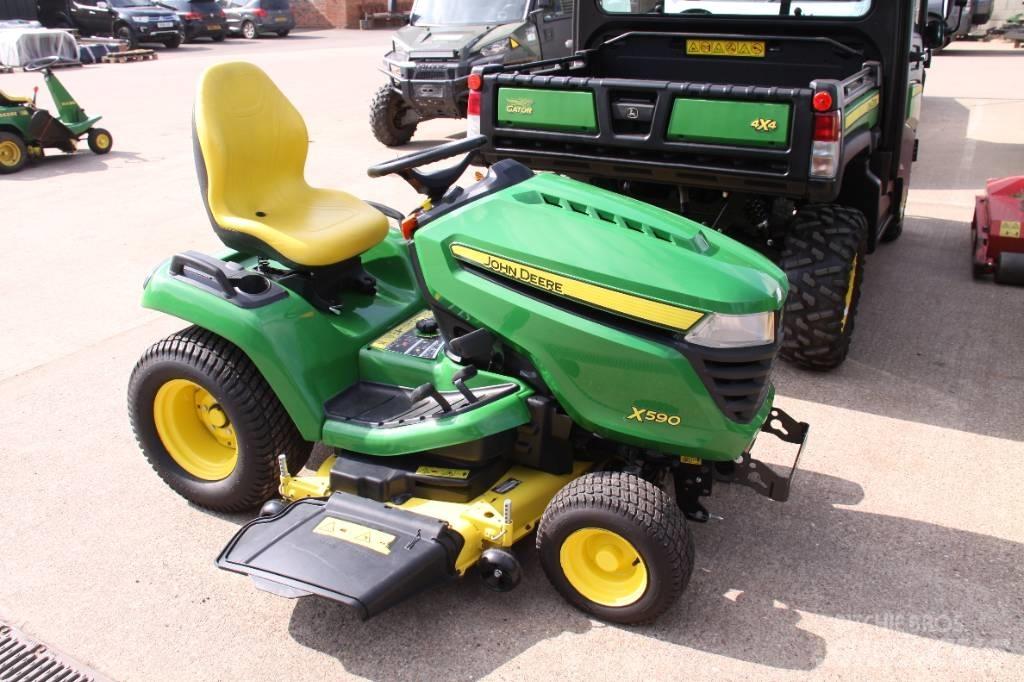 John Deere X 590 Ráülős fűnyírók