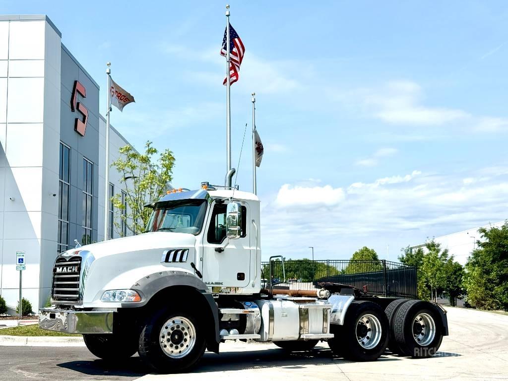 Mack GU 813 Nyergesvontatók