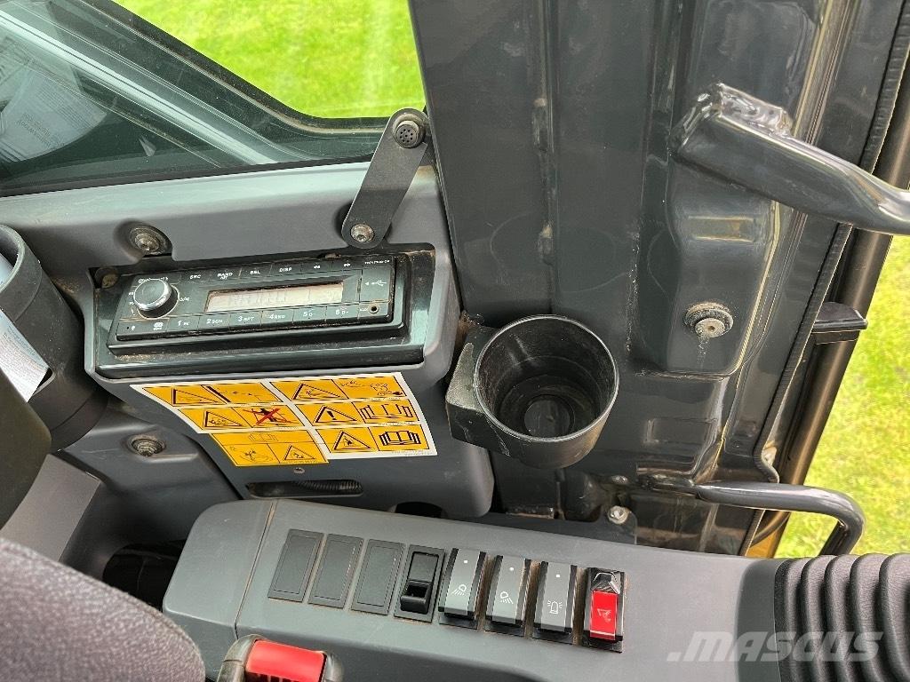 Komatsu PW 118 Gumikerekes kotrók
