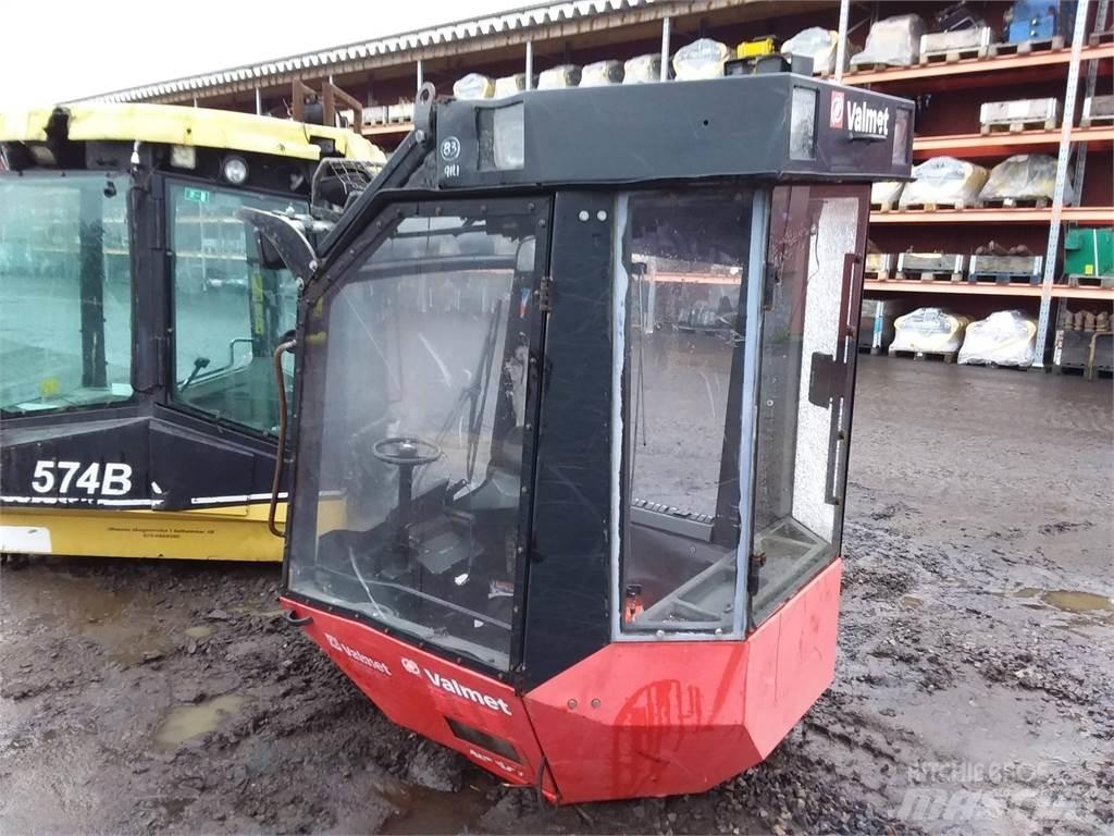 Valmet 911.1 Vezetőfülke és belső tartozékok