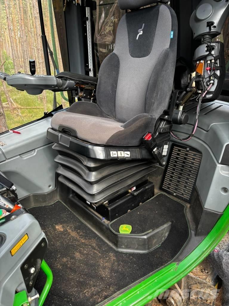 John Deere 1170 E Betakarítók