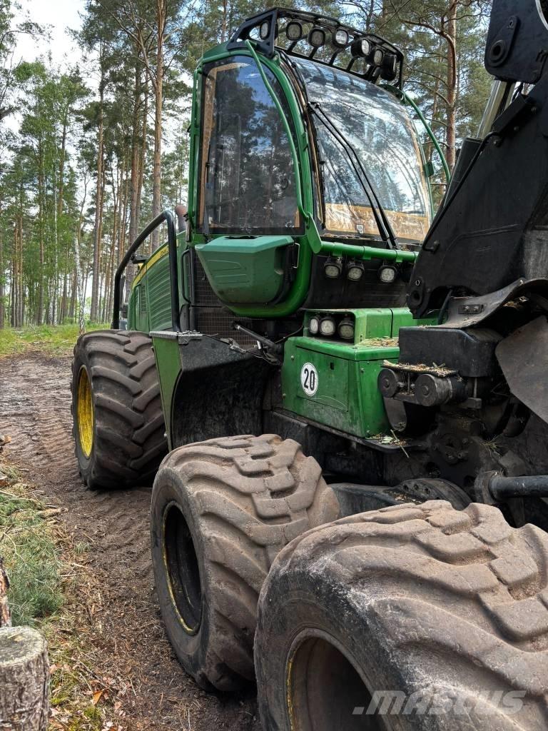 John Deere 1170 E Betakarítók