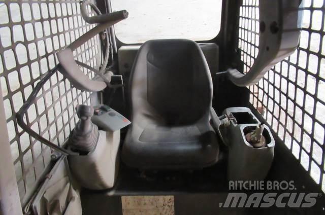 Komatsu SK714 Vezetőfülke és belső tartozékok