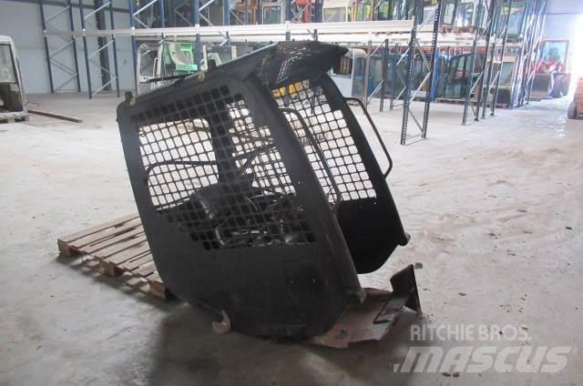 Komatsu SK714 Vezetőfülke és belső tartozékok