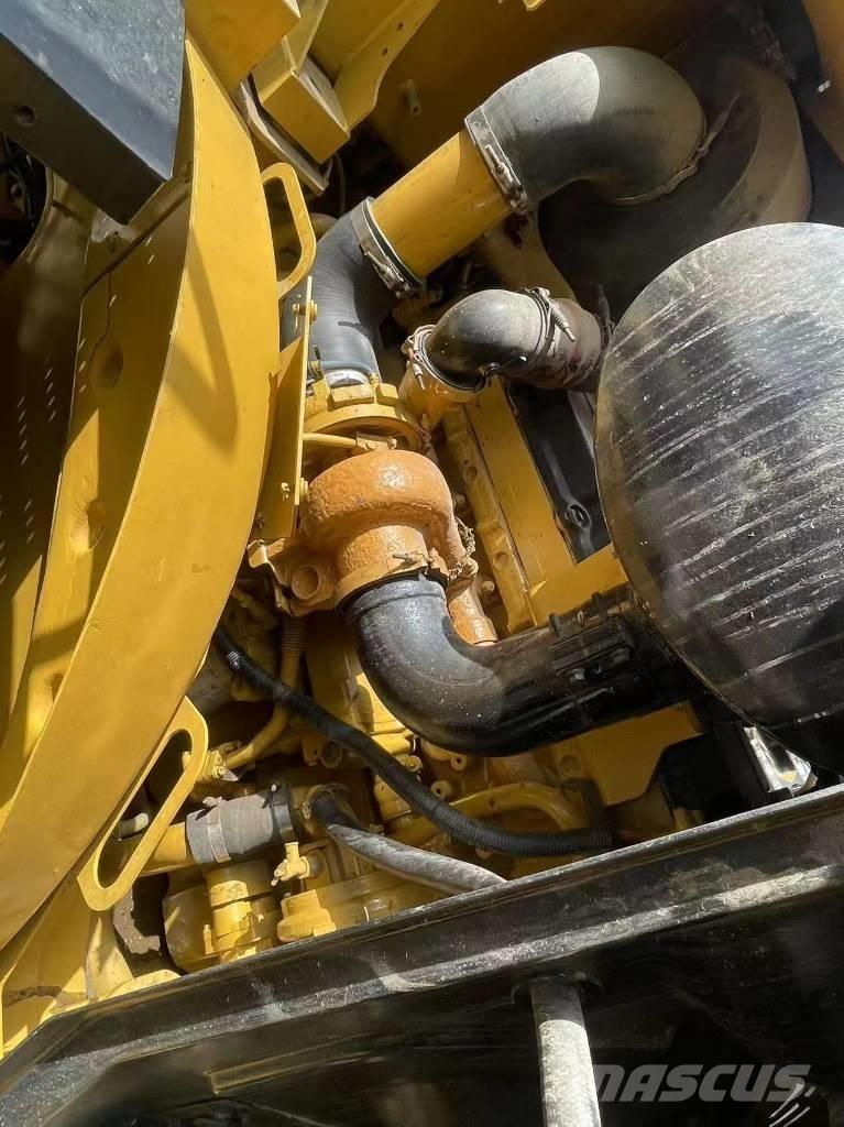 CAT 966 Gumikerekes kotrók