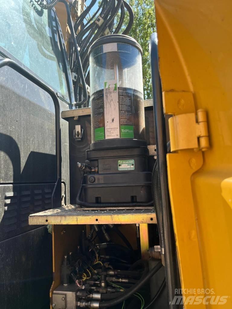 CAT M 313 D Gumikerekes kotrók