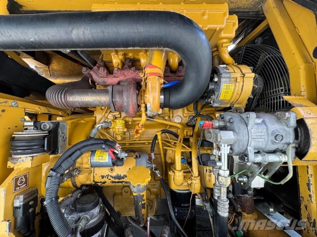 CAT M 315 Gumikerekes kotrók