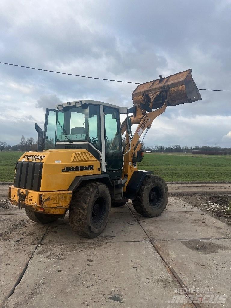 Liebherr 507 Gumikerekes homlokrakodók