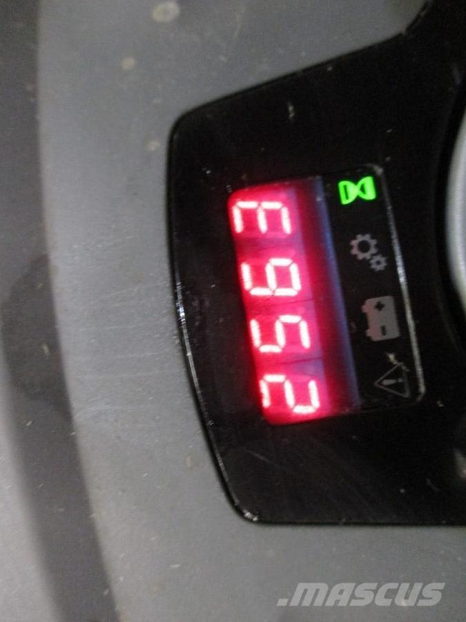 Toyota SPE120 Vezetőállásos alacsony emelőkocsi