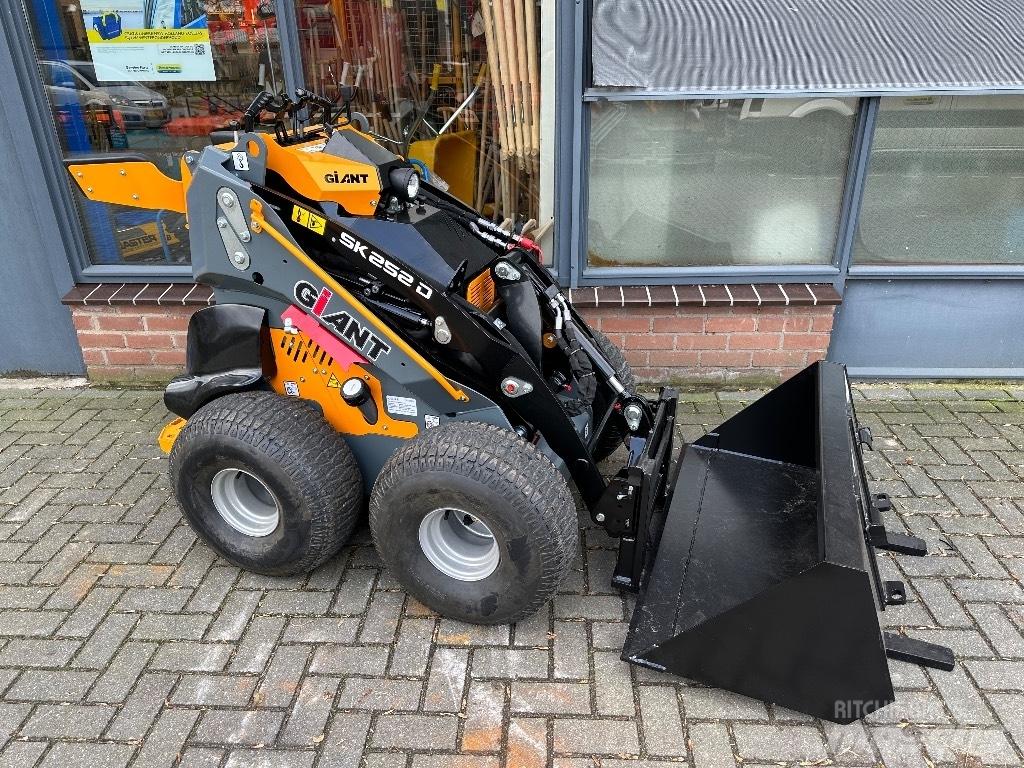 GiANT SK252D Univerzális rakodók