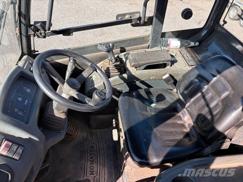 Komatsu WA 90 Gumikerekes homlokrakodók