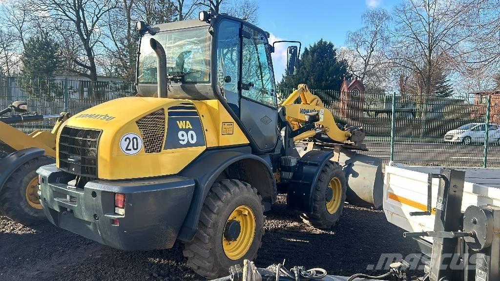 Komatsu WA 90 Gumikerekes homlokrakodók