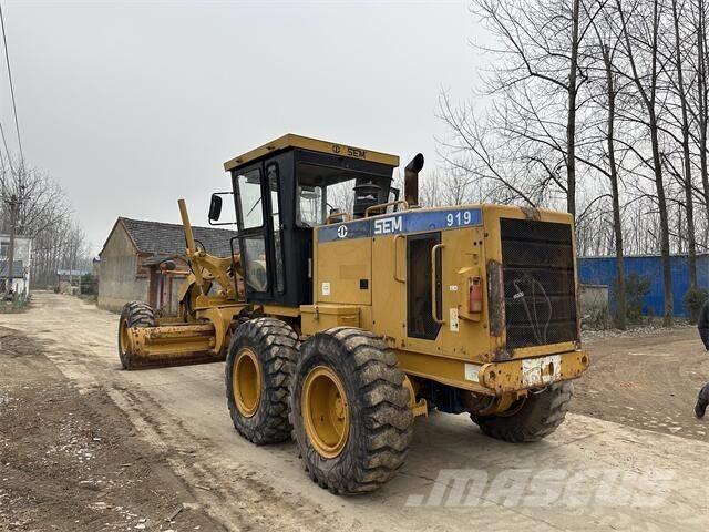SEM 919 gumikerekes dózer