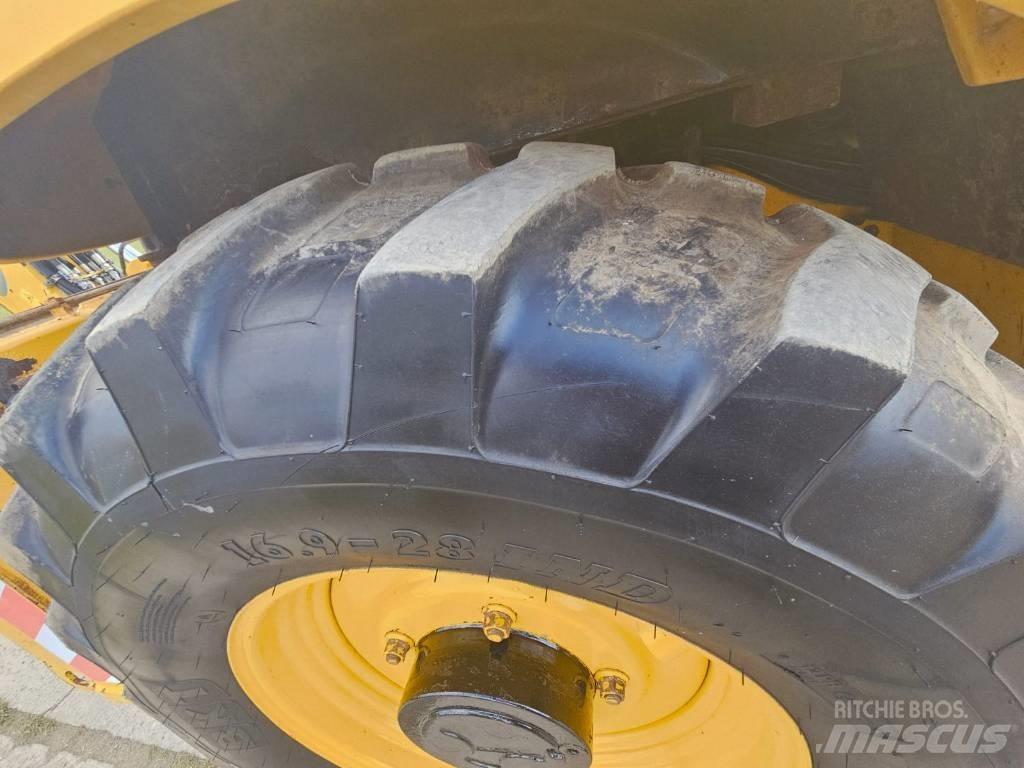 Komatsu WB 93 S-5 Kotrórakodók