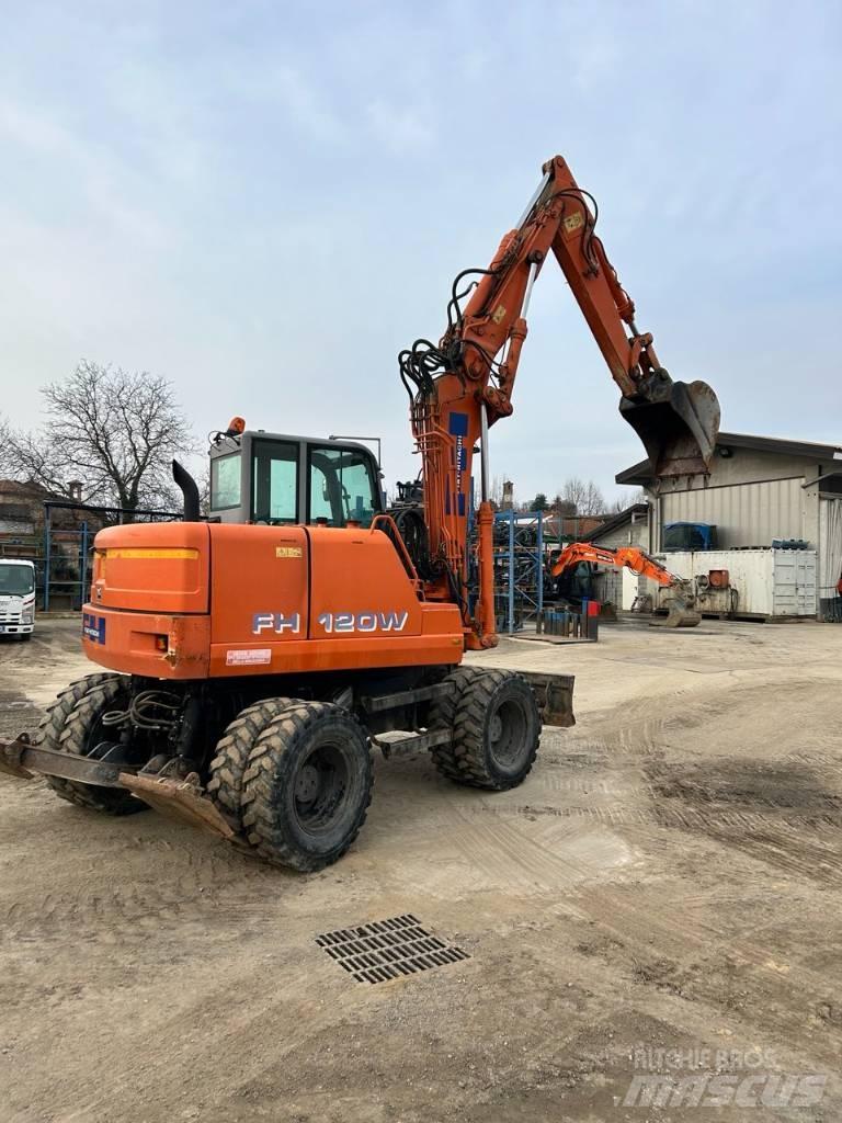 Fiat-Hitachi fh 120 Gumikerekes kotrók