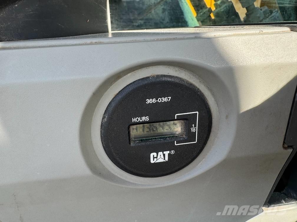 CAT 323 F L Lánctalpas kotrók