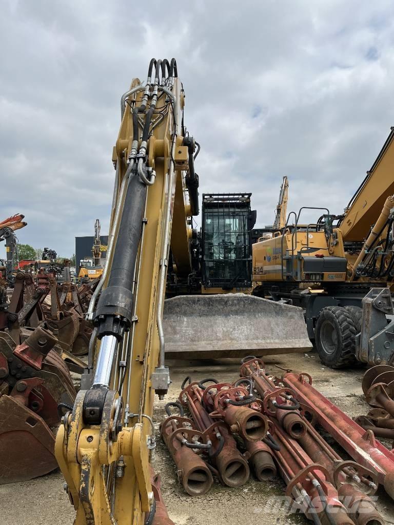 CAT MH 3022 Gumikerekes kotrók