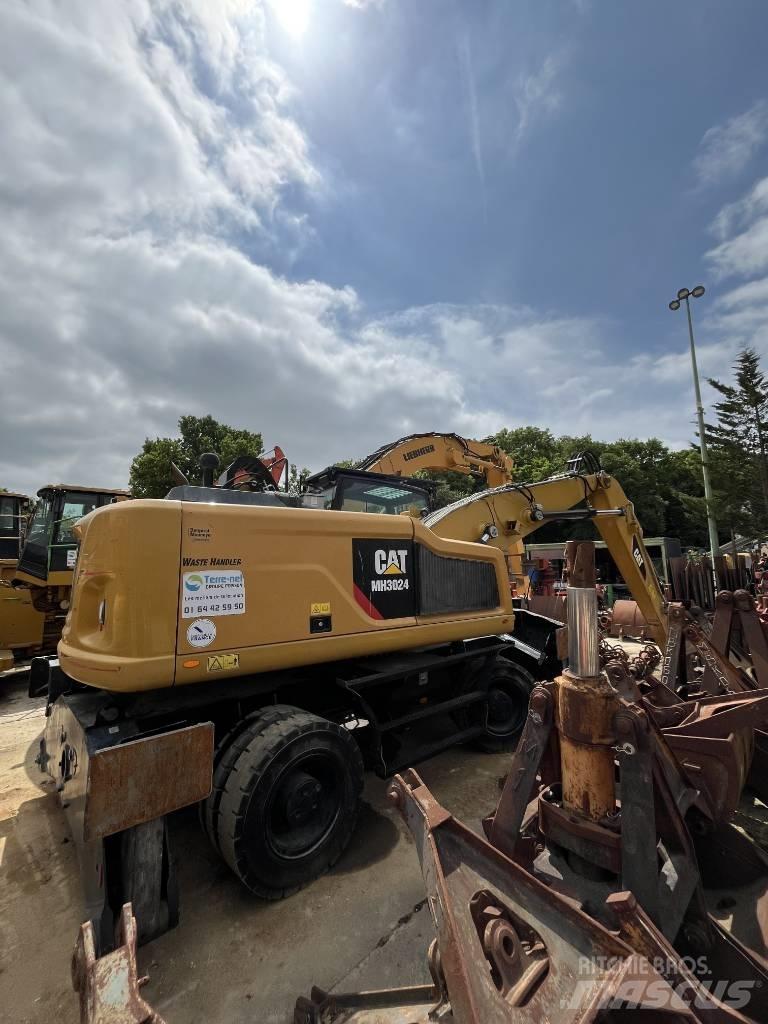 CAT MH 3024 Gumikerekes kotrók