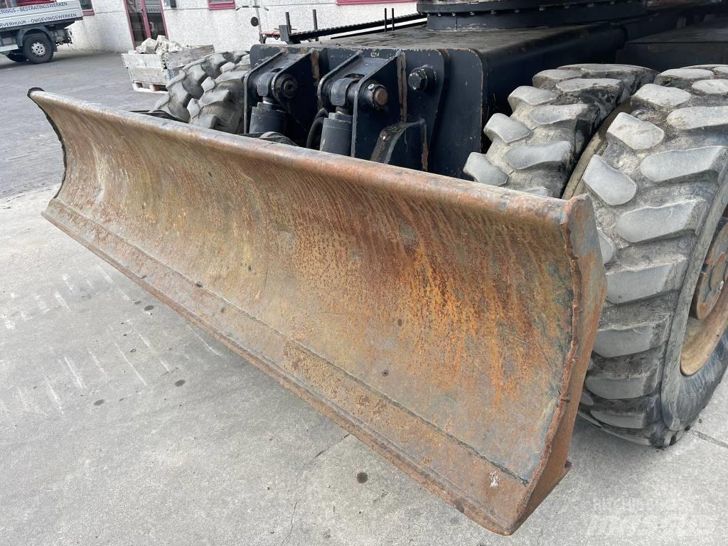 JCB JS 145 W Gumikerekes kotrók