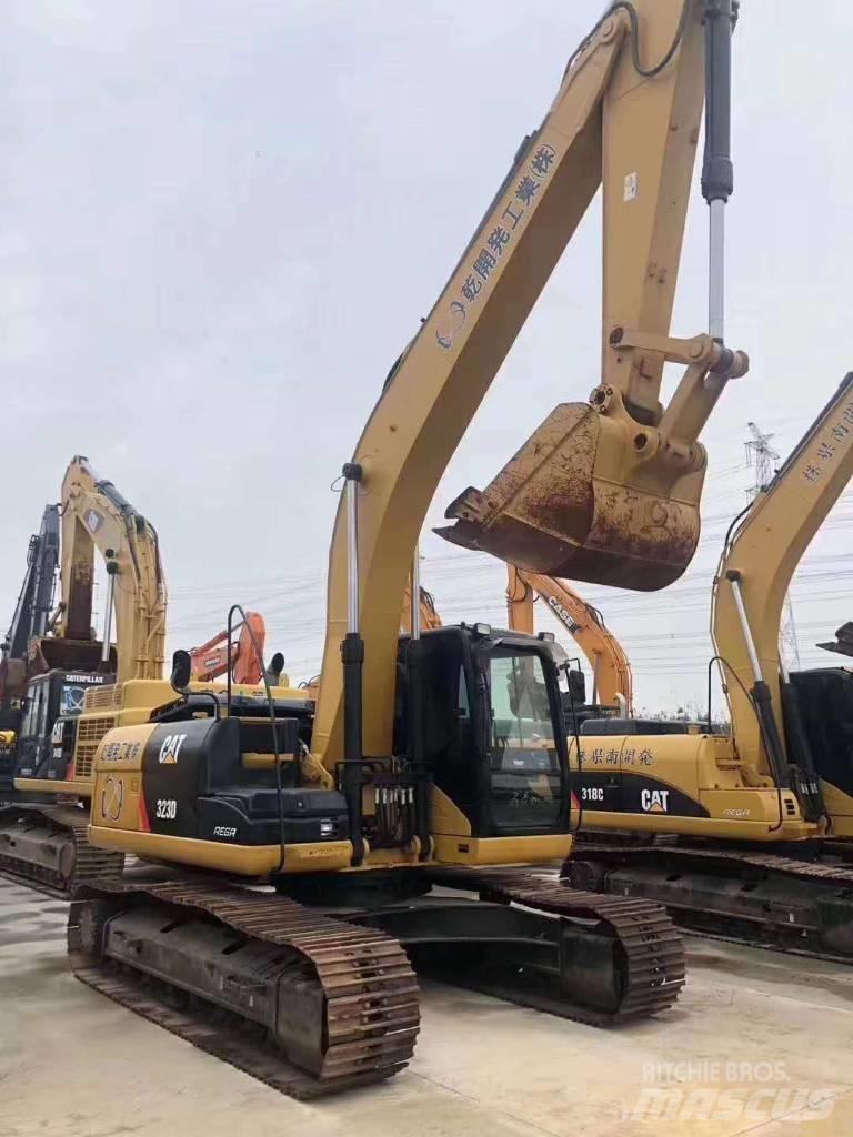 CAT 323 Lánctalpas kotrók