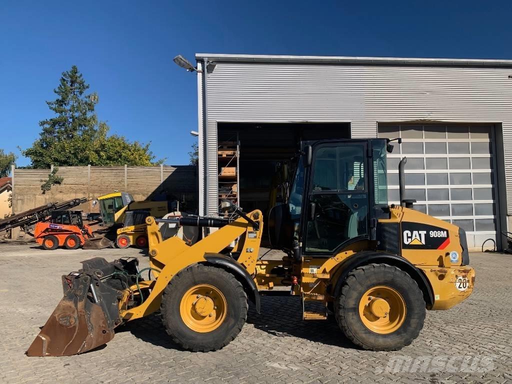 CAT 908M Gumikerekes homlokrakodók