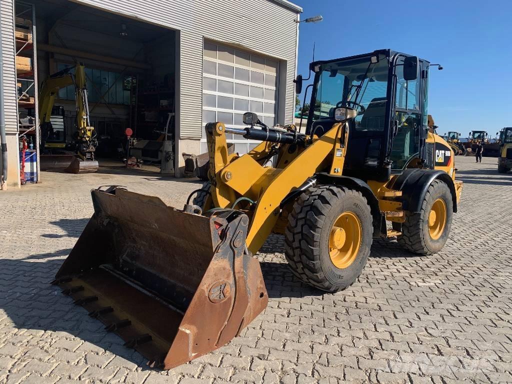 CAT 908M Gumikerekes homlokrakodók
