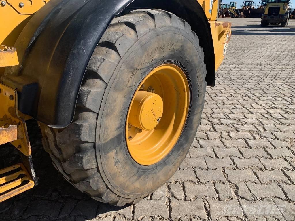 CAT 908M Gumikerekes homlokrakodók