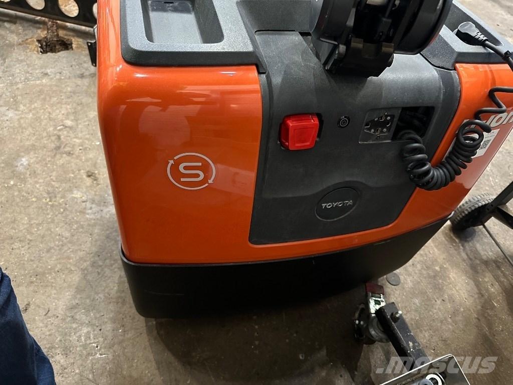 Toyota HWE 100 Gyalogkíséretű targonca