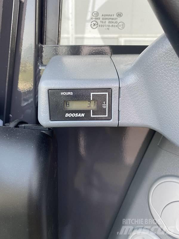 Doosan DX 63-3 Mini kotrók < 7t