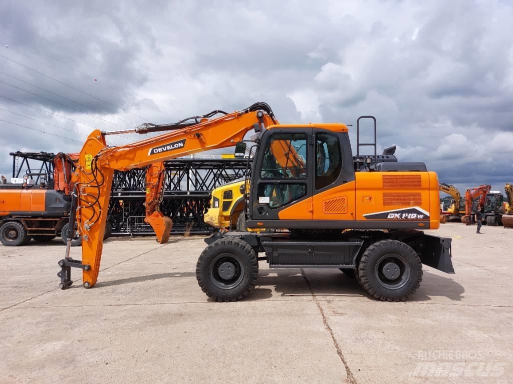 Develon DX 140 W-7 Gumikerekes kotrók
