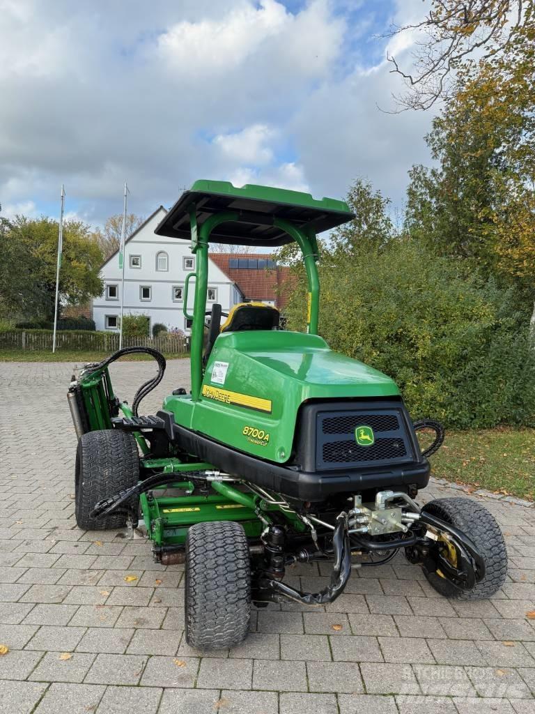 John Deere 8700 A Golfpálya fűnyírók
