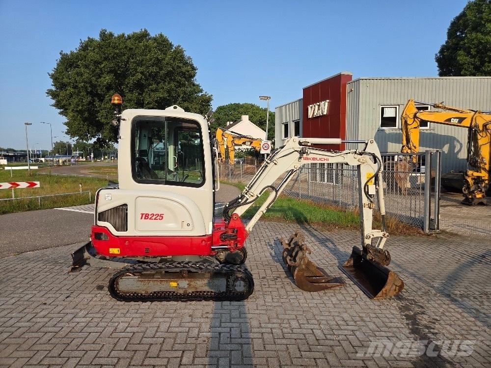 Takeuchi TB225 Mini kotrók < 7t