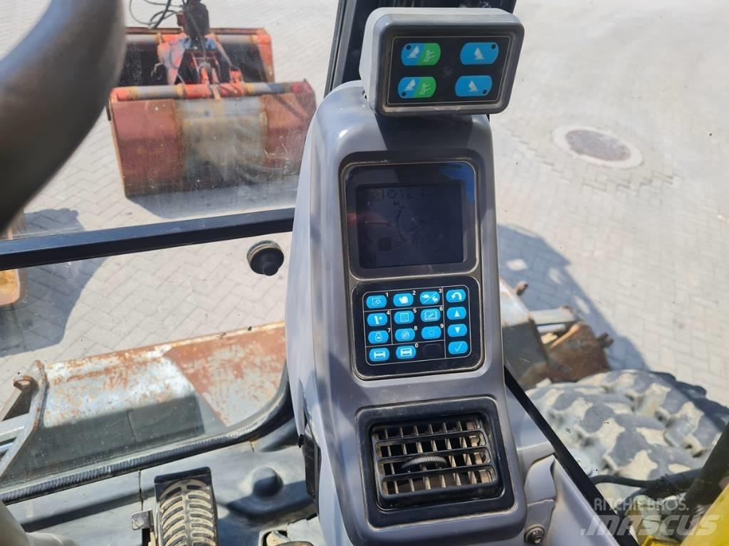 Komatsu PW 140-7 Gumikerekes kotrók
