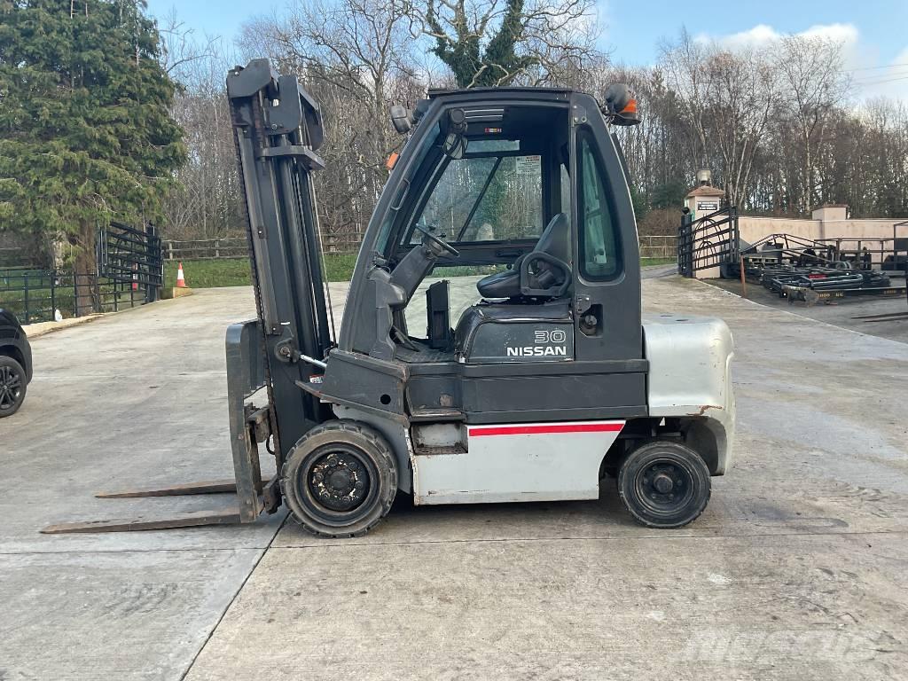 Nissan 30 Forklift Teleszkópos rakodók