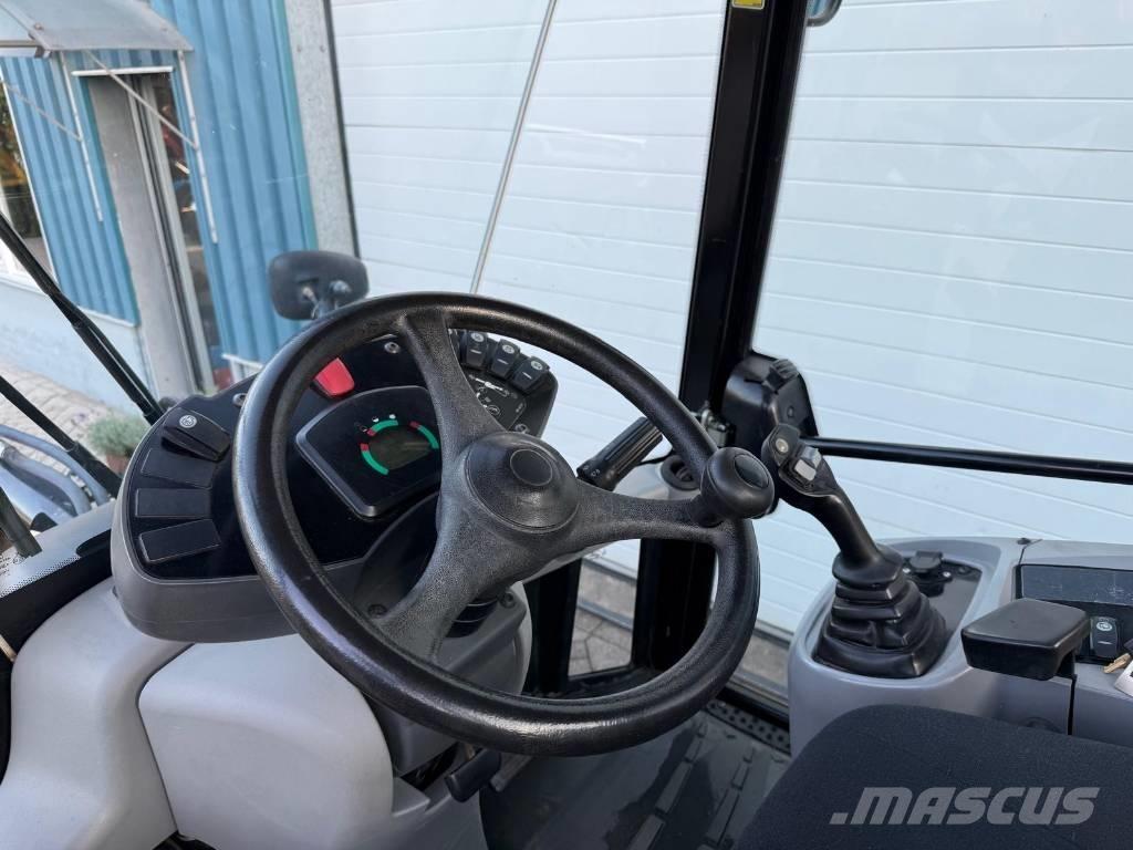 CAT 907 H Gumikerekes homlokrakodók