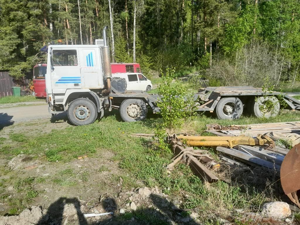 Volvo F12 Platós / Ponyvás teherautók
