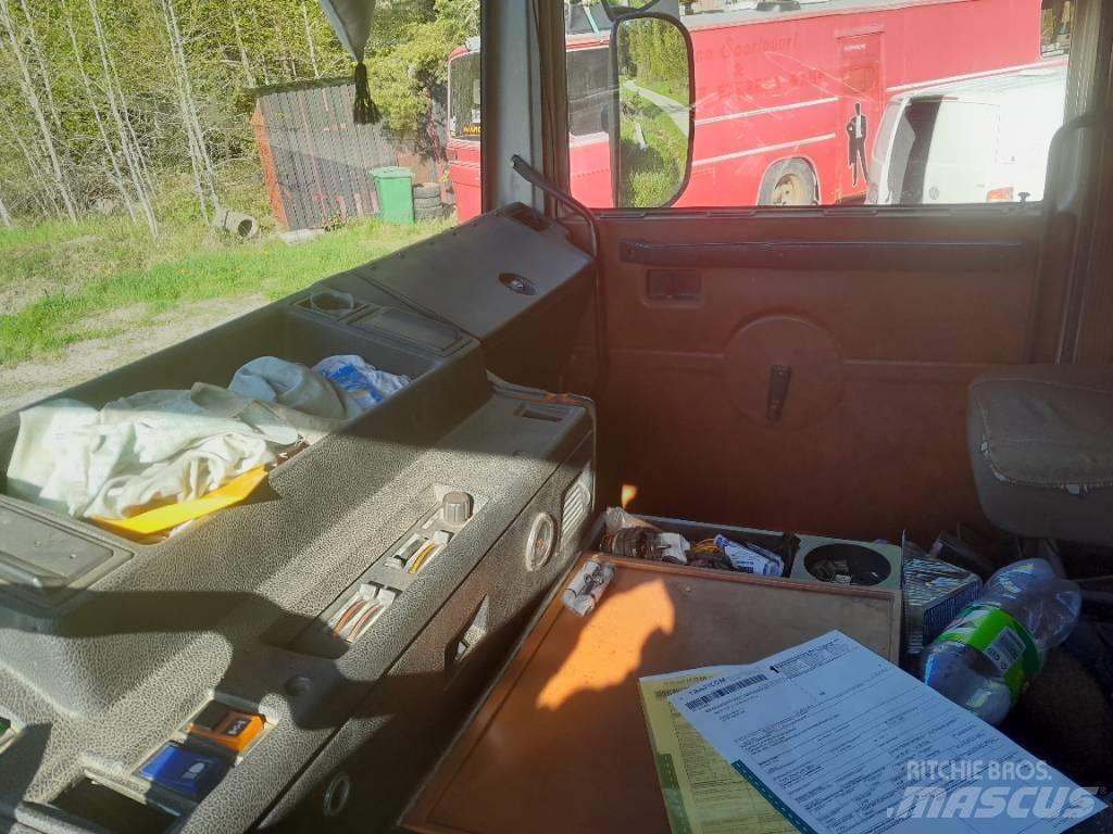 Volvo F12 Platós / Ponyvás teherautók